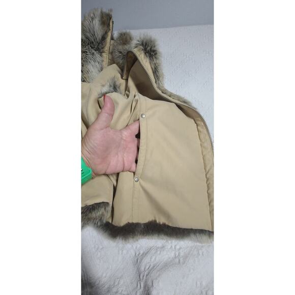 Women's weatherproof faux fur sleeveless coat. - Picture 8 of 15